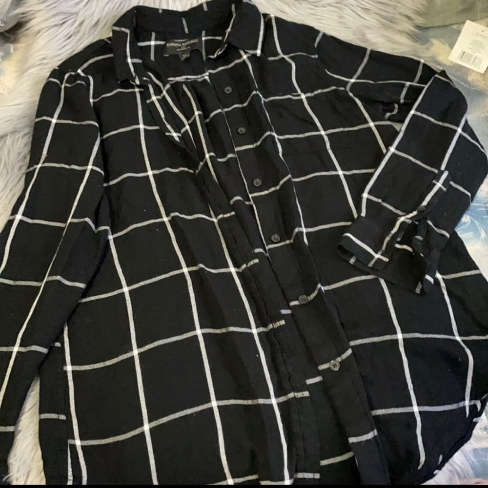 Banana Republic Factory black plaid boyfriend fit button down top smoke/pet free